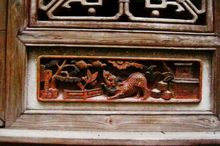 木雕窗棂上的精美传统图案