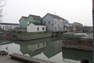 江南水乡静谧村落景象