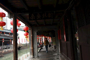 古巷红灯笼下的行人身影