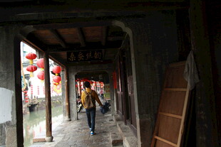 古巷中漫步的行人