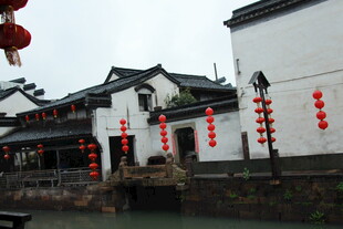 江南水乡古建筑红灯笼