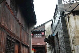 古巷中的传统木质建筑