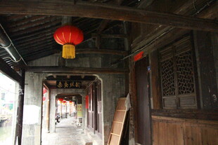 古巷红灯笼 尽显中式韵味