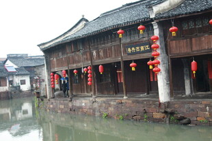 江南水乡古建筑临水而立