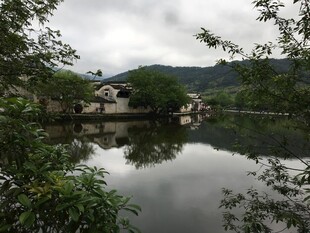 湖畔村落风光 宁静美好