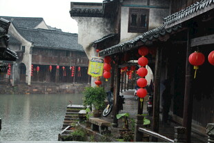 江南水乡古巷红灯笼