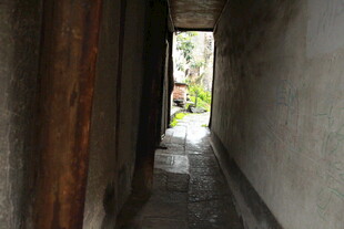 狭窄小巷的尽头风景