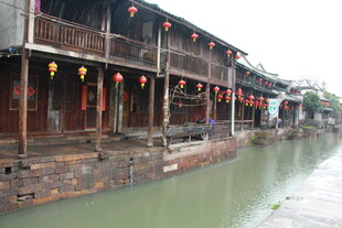 水乡古街 红灯笼映照河畔