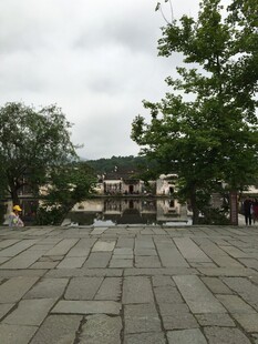 古雅广场与远处建筑景观