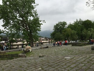 户外广场人群休闲场景