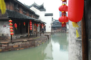 江南水乡古巷红灯笼景