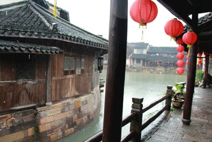 江南水乡古巷红灯笼景