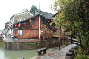 古色古香的水边传统建筑