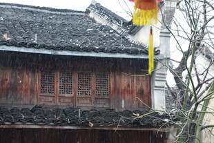 古旧木质房屋 檐下挂彩旗