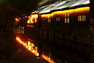 水乡夜景 灯火映照古建筑
