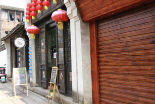 古巷店铺 红灯笼装点门面