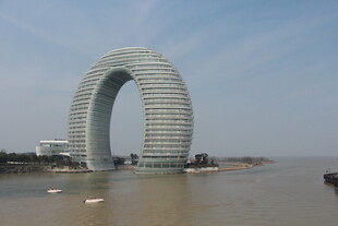 湖州月亮酒店临水而立