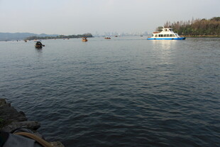 海上船只与岸边景象