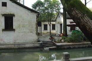 江南水乡古宅旁的清幽小河