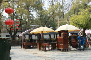 古街中式摊位与红灯笼