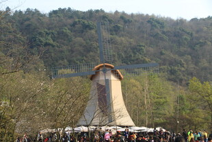 巨大风车雕塑吸引众多游客