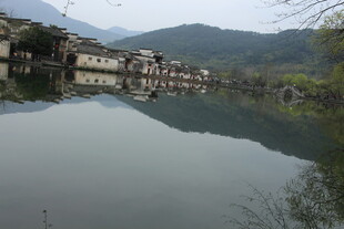 水乡古村 宁静湖景倒影