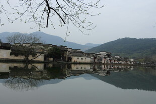 湖畔村落 山水相映成趣