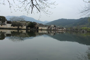 宁静水乡湖景 远山近屋倒影