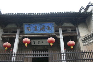 中式古建筑挂红灯笼