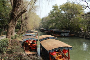 水乡河道中的特色船只