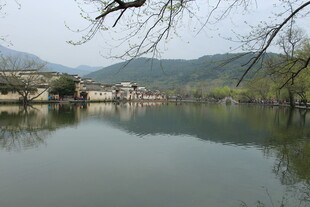 宁静湖畔古村风光