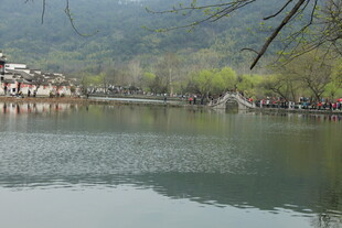 湖畔春色 山水相依的美景