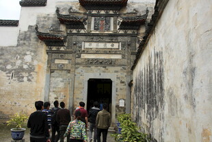 古巷游人探秘中式古建筑