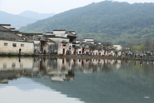 徽派水乡村落湖景倒影