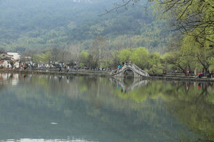 湖畔春景 山水相映成趣