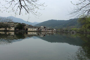 湖畔古村 山水相映成趣