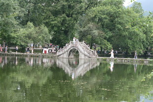 湖畔石拱桥 绿意环绕美景