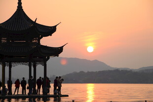 湖畔落日下的古风亭阁