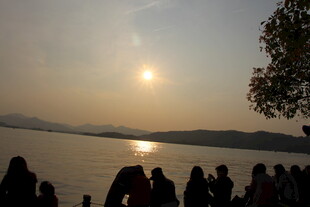 湖畔日落人群剪影