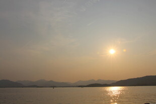 夕阳下的宁静湖面