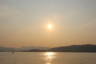 夕阳下的湖面与远山美景