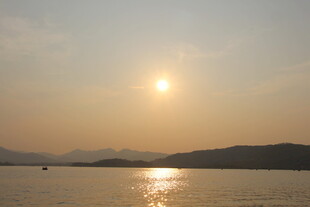 夕阳下的宁静湖面美景