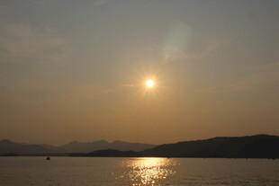 夕阳下的宁静湖面美景