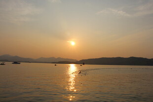 夕阳下的宁静水面