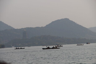 湖山之间泛舟景