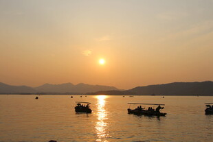 夕阳下海面的渔船美景