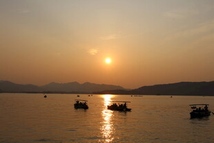 夕阳下湖面小船美景