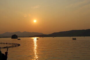 夕阳下的宁静湖面美景