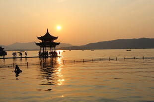 夕阳下的湖畔古亭美景