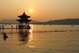 夕阳下湖畔古亭美景